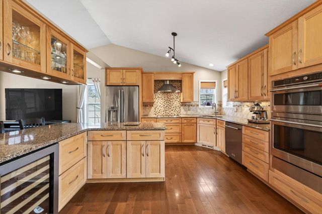 392 Pendryn Hill Curve, Woodbury, MN 55125