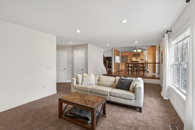 392 Pendryn Hill Curve, Woodbury, MN 55125