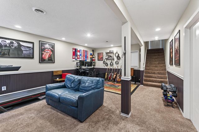 392 Pendryn Hill Curve, Woodbury, MN 55125