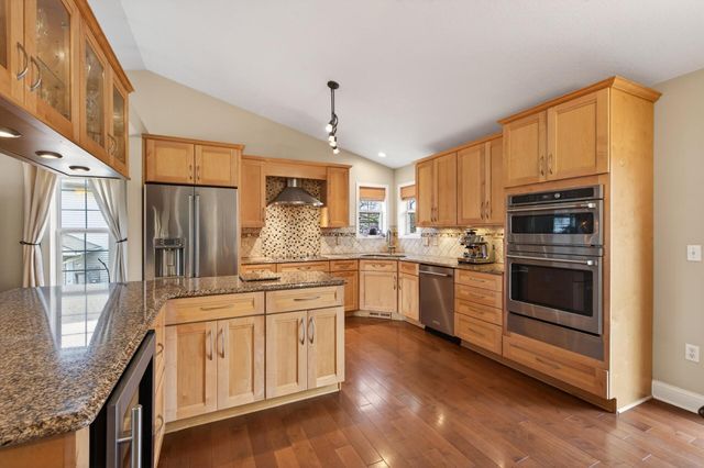 392 Pendryn Hill Curve, Woodbury, MN 55125