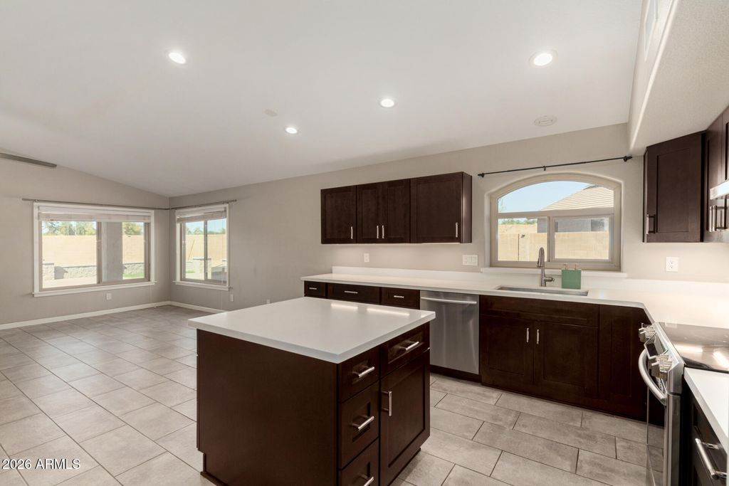 Image 10 of property listing at 20016 N 65th Drive, Glendale, AZ 85308