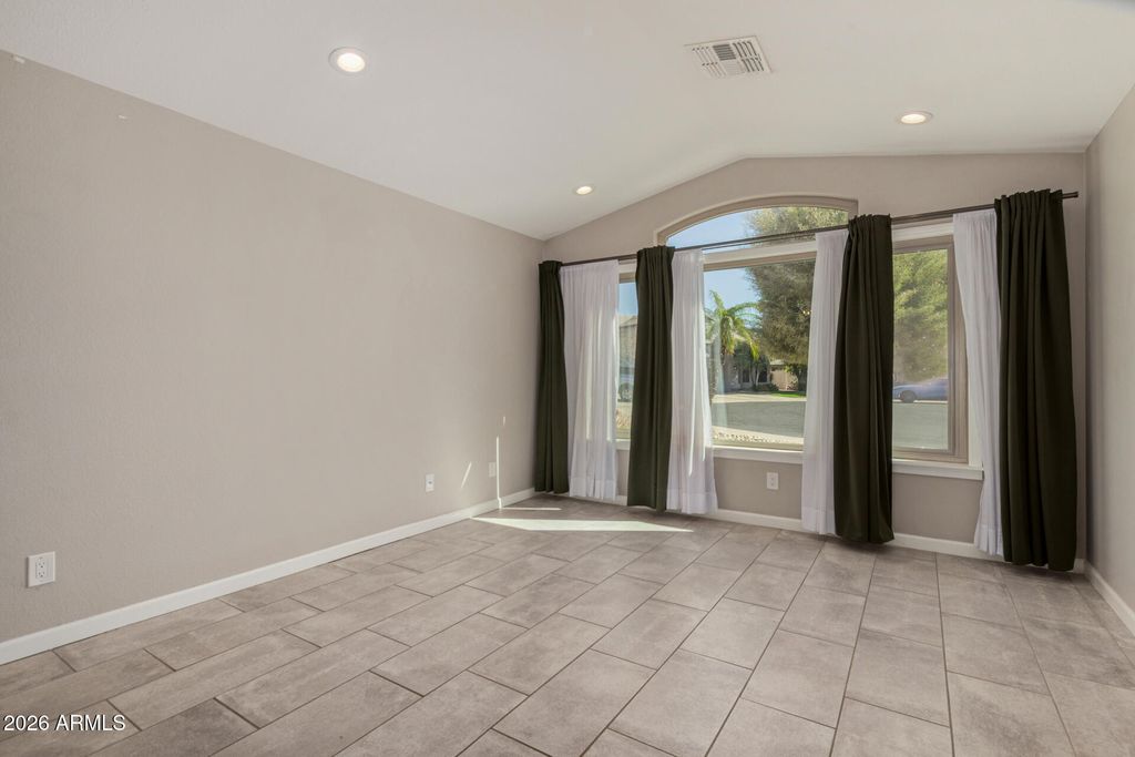 Image 8 of property listing at 20016 N 65th Drive, Glendale, AZ 85308