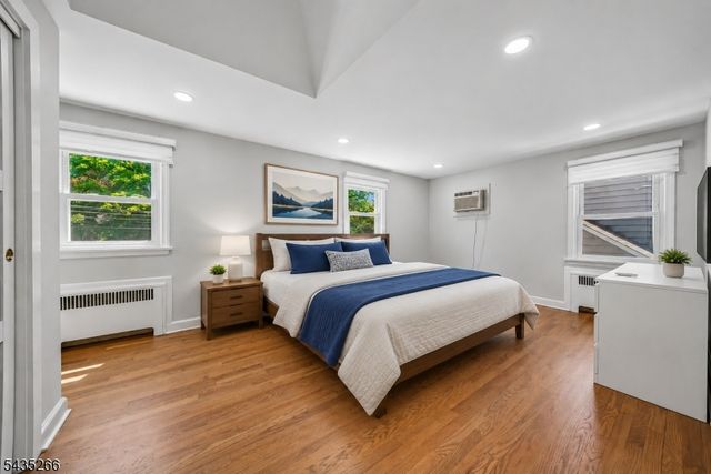 29 Laurel Ave, Livingston Twp., NJ 07039