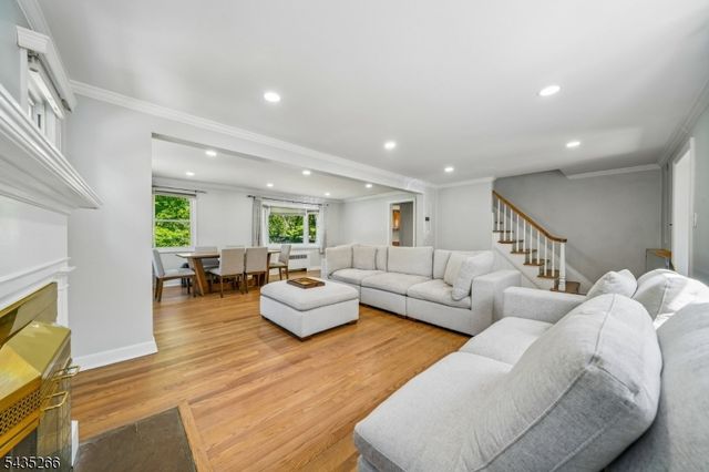 29 Laurel Ave, Livingston Twp., NJ 07039