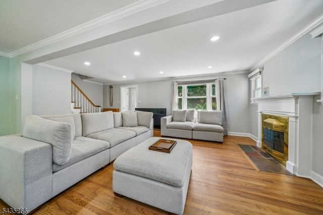 29 Laurel Ave, Livingston Twp., NJ 07039