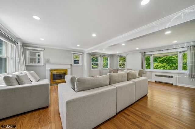 29 Laurel Ave, Livingston Twp., NJ 07039