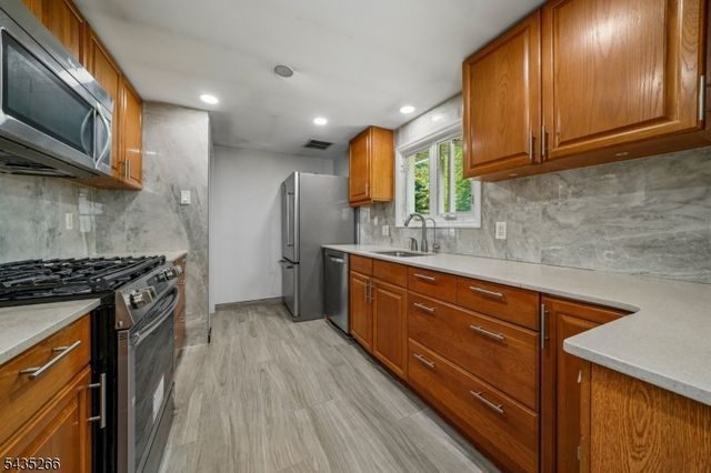 29 Laurel Ave, Livingston Twp., NJ 07039