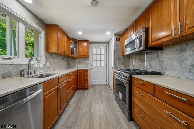 29 Laurel Ave, Livingston Twp., NJ 07039