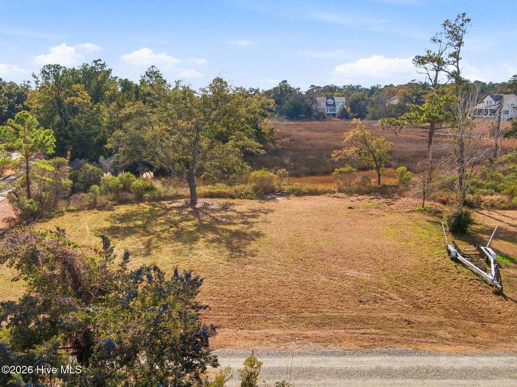 Image 16 of property listing at 1408 Marsh Cove Lane, Wilmington, NC 28409