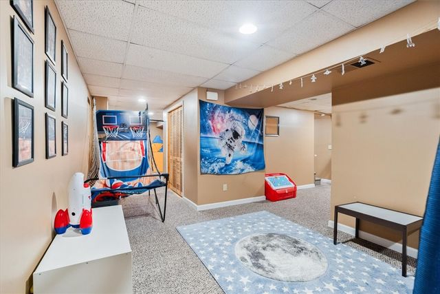 33 Samuel Court, Cranston, RI 02920