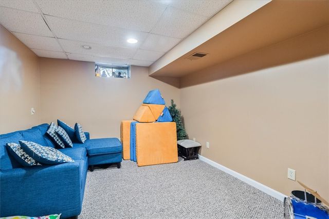 33 Samuel Court, Cranston, RI 02920