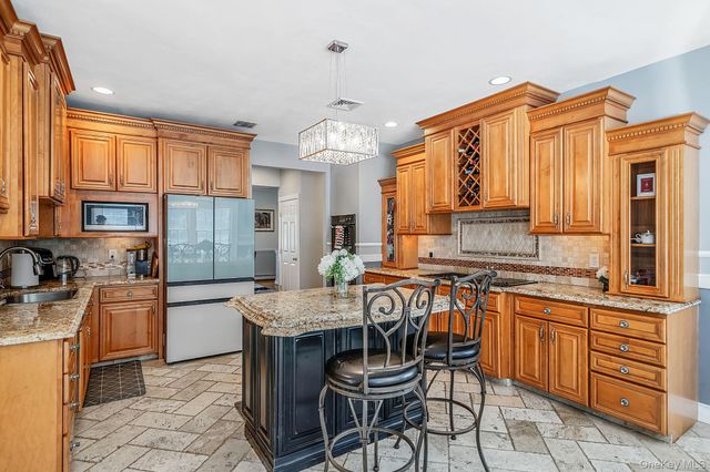 2 Hamilton Place, Lake Grove, NY 11755