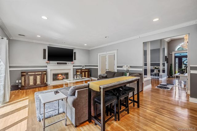 2 Hamilton Place, Lake Grove, NY 11755