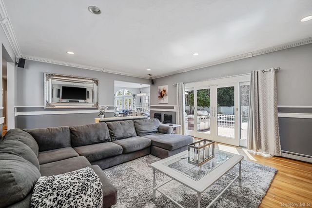 2 Hamilton Place, Lake Grove, NY 11755