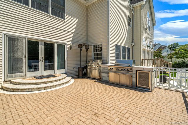 2 Hamilton Place, Lake Grove, NY 11755