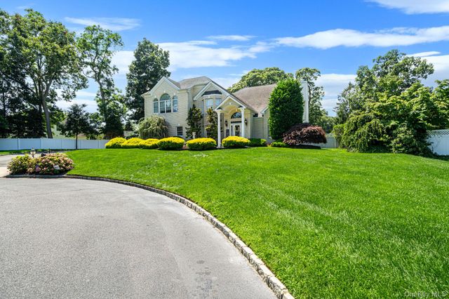 2 Hamilton Place, Lake Grove, NY 11755