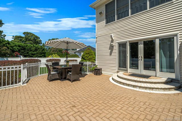 2 Hamilton Place, Lake Grove, NY 11755