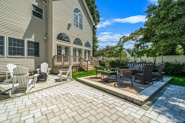 2 Hamilton Place, Lake Grove, NY 11755