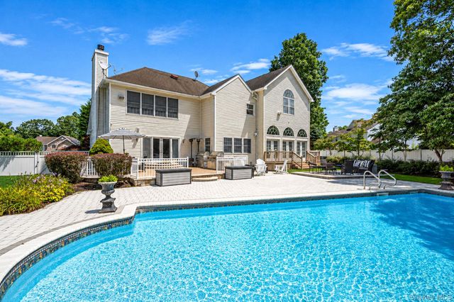 2 Hamilton Place, Lake Grove, NY 11755