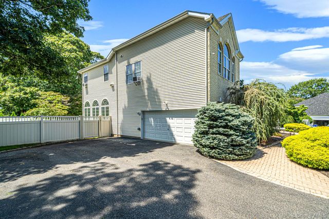 2 Hamilton Place, Lake Grove, NY 11755