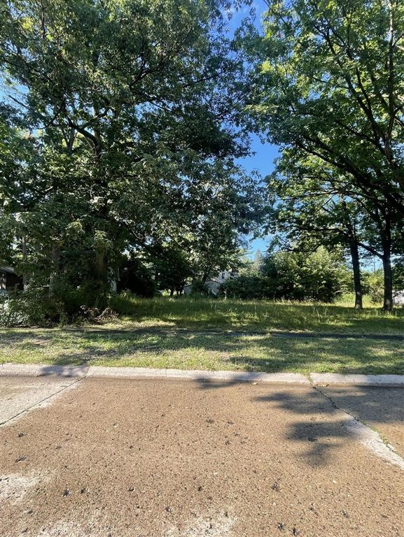 3301 N Center Road, Flint, MI 48506