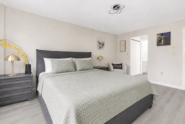 210 Nahanton St 102, Newton, MA 02459