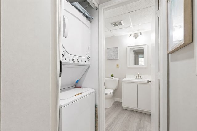 210 Nahanton St 102, Newton, MA 02459