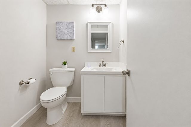 210 Nahanton St 102, Newton, MA 02459