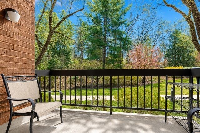 210 Nahanton St 102, Newton, MA 02459
