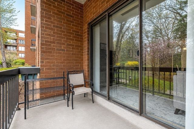 210 Nahanton St 102, Newton, MA 02459