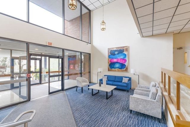 210 Nahanton St 102, Newton, MA 02459