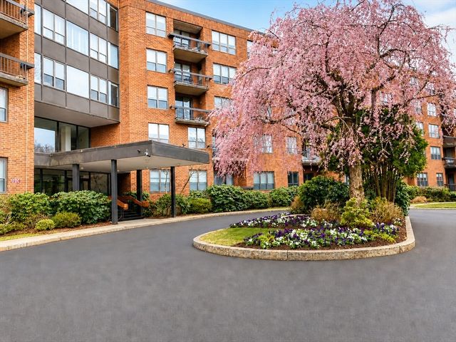 210 Nahanton St 102, Newton, MA 02459