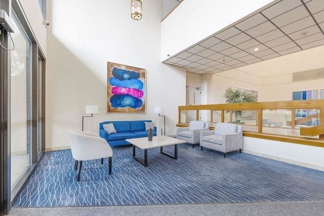 210 Nahanton St 102, Newton, MA 02459