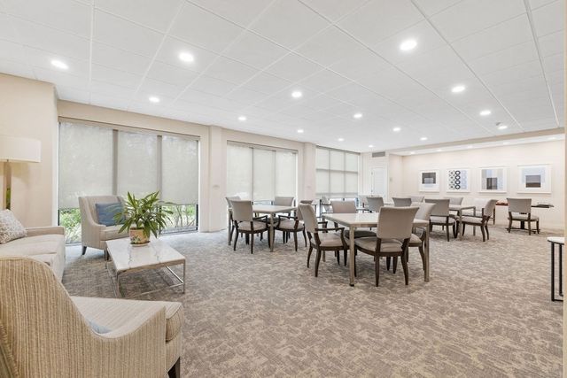 210 Nahanton St 102, Newton, MA 02459