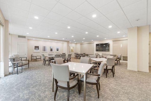 210 Nahanton St 102, Newton, MA 02459