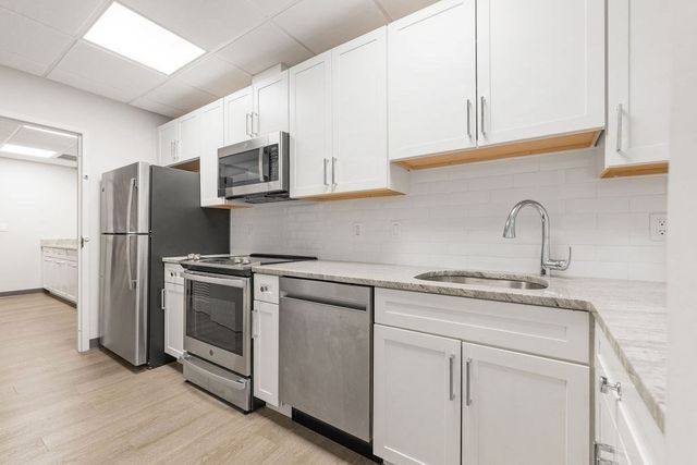 210 Nahanton St 102, Newton, MA 02459