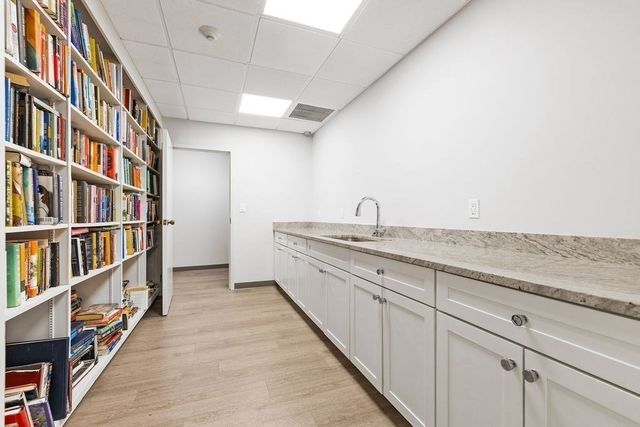 210 Nahanton St 102, Newton, MA 02459