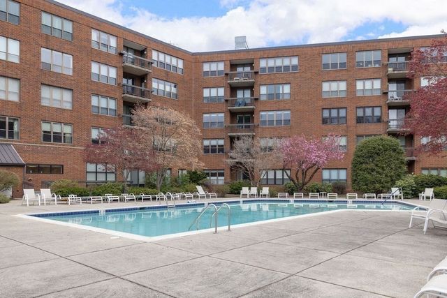 210 Nahanton St 102, Newton, MA 02459