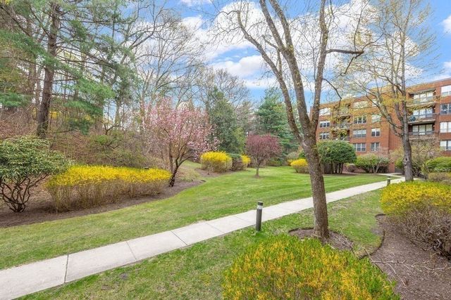 210 Nahanton St 102, Newton, MA 02459