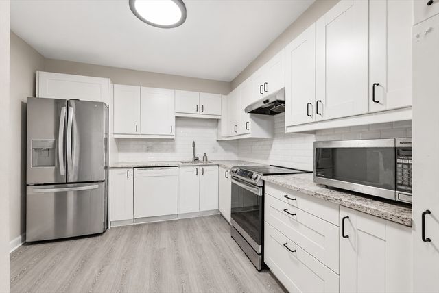 210 Nahanton St 102, Newton, MA 02459
