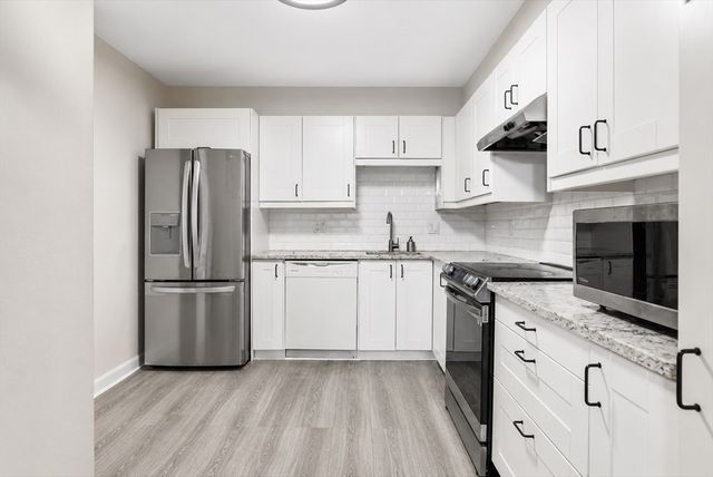 210 Nahanton St 102, Newton, MA 02459
