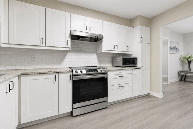 210 Nahanton St 102, Newton, MA 02459