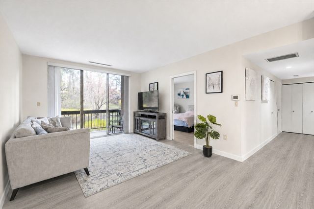 210 Nahanton St 102, Newton, MA 02459