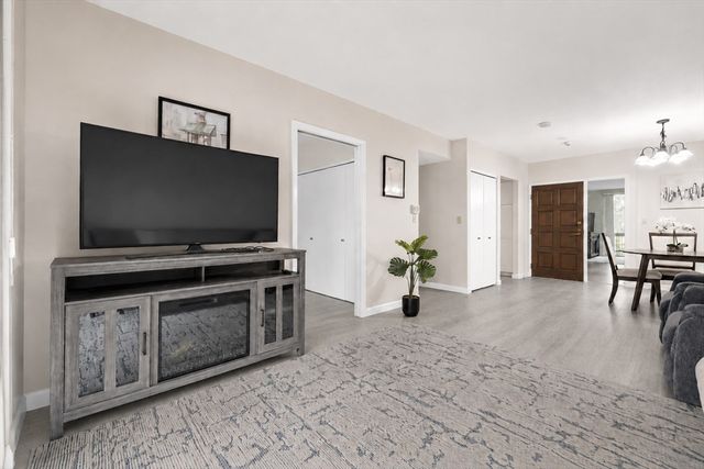210 Nahanton St 102, Newton, MA 02459