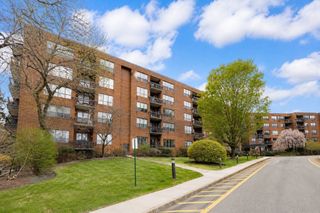 210 Nahanton St 102, Newton, MA 02459