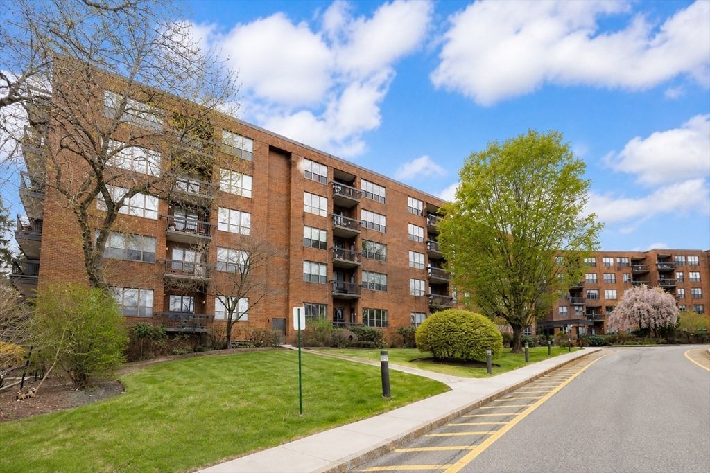 210 Nahanton St 102, Newton, MA 02459