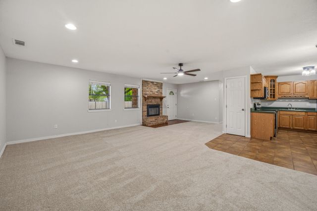 1414 W Torrey Street, Granbury, TX 76048