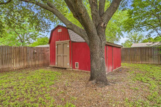 1414 W Torrey Street, Granbury, TX 76048
