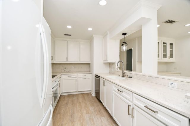 6114 Kirby Drive, Houston, TX 77005