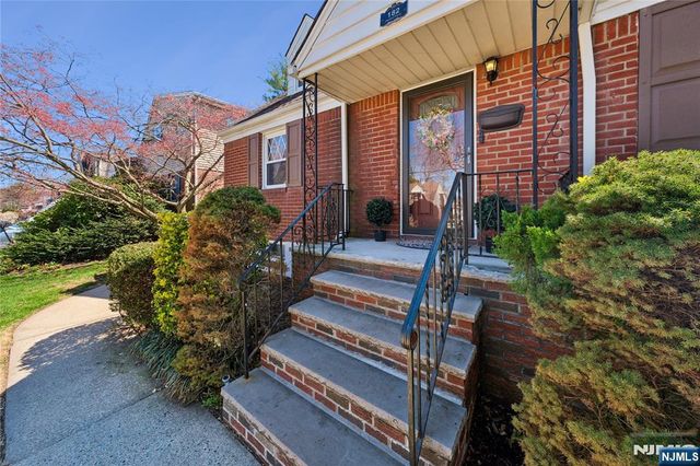 182 Carlson Place, Bergenfield, NJ 07621